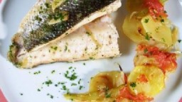 Recepta de cuina de Llobarro salvatge al forn amb patates